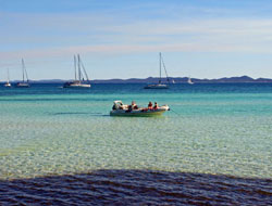 Strand Slatinica mit Segelbooten